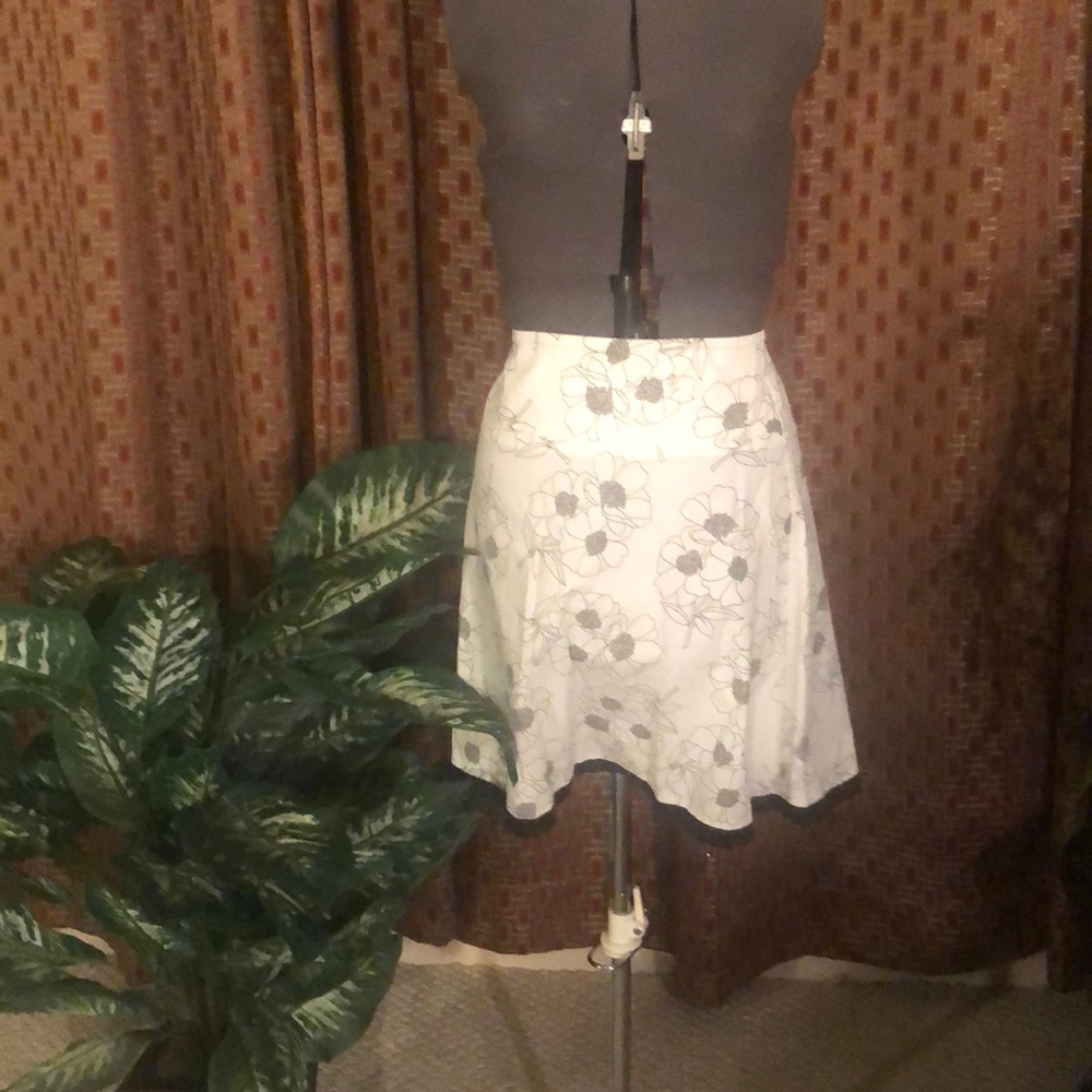 Carolina Blues black & white flower design skirt